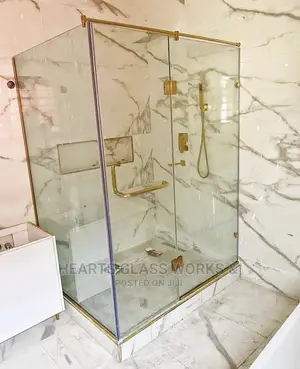 10mm Thickness Cubicle Fabricated With Gold Accessories