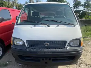 Toyota HiAce 2002 White