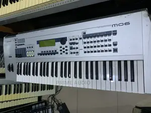 Yamaha MO6 Synthesizer Keyboard