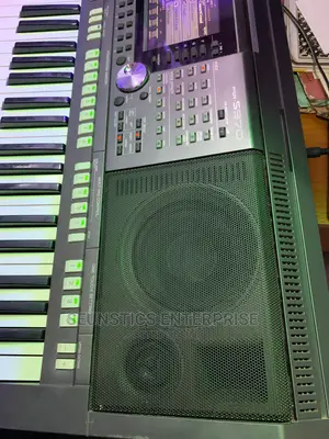Quality Yamaha PSR S970 Keyboard/Piano