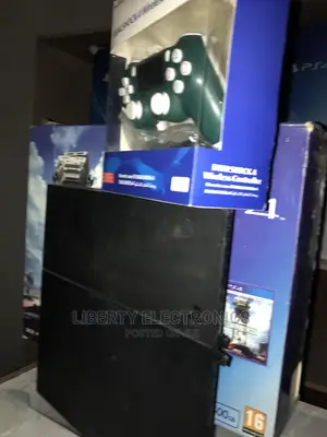 Regular Ps4 +1 Pad and Fifa25, Cod, Watch Dogs Plus 6 Others