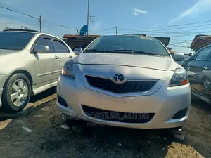 Toyota Yaris Base Sedan 4dr 2010 Silver
