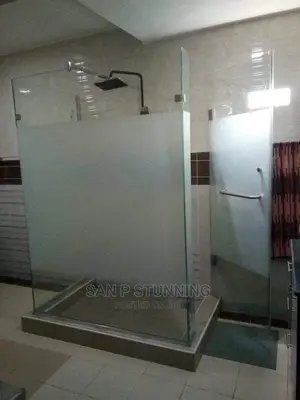 Spacious Classic Shower Cubicle.