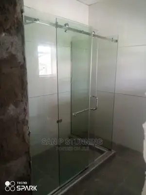 Classic Sliding Door Shower Cubicle.