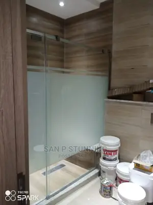 Top Notch Shower Cubicle With Slide Door.