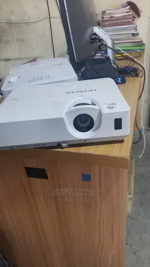 Hitachi Projector With Hdmi and Vga 3000 Lumens