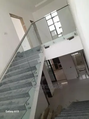 Frameless Excellent Glass Railing Design for Stairs.