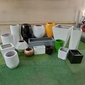 Bulk Sales of Hight-Quality Fiberglass Flower Pots/Vases