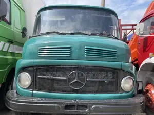 Mercedes-Benz 911 Engine Tipper