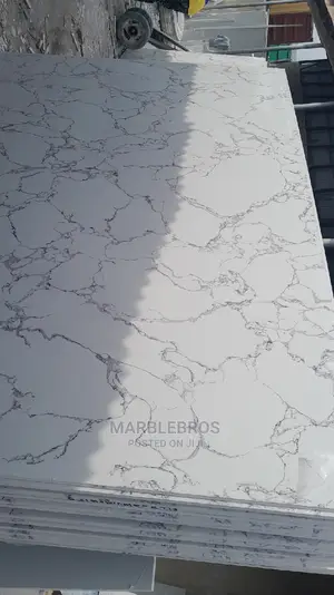 MB. Marble Stone Gold Cracks