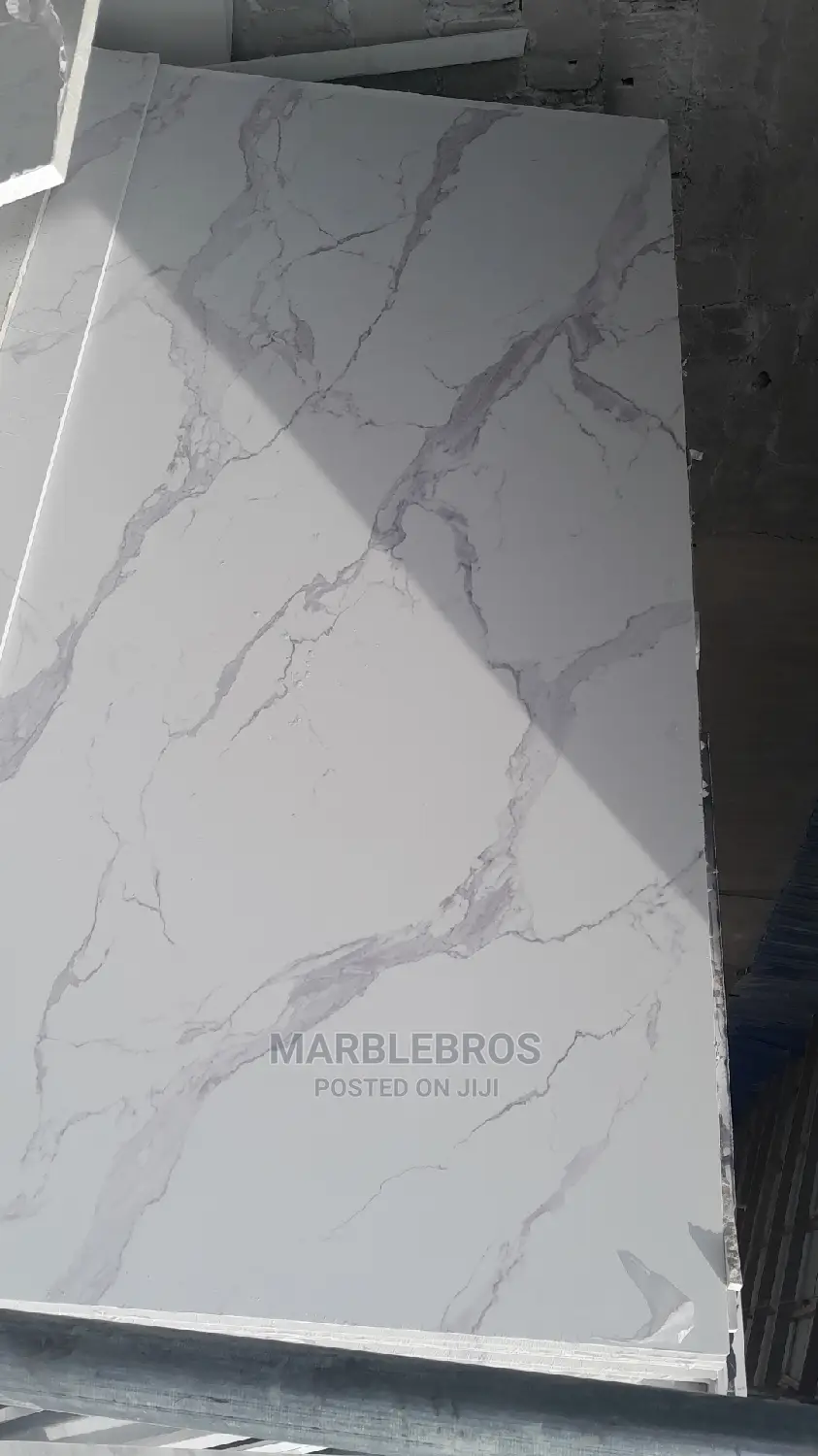 MB. Marble Stone Gold Cracks
