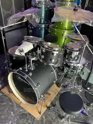 Mackie Professional 7 Sets Custom Drums With Cymbals Seat
