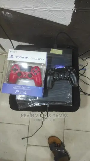Hacked Ps4+Two Pads+10 Games