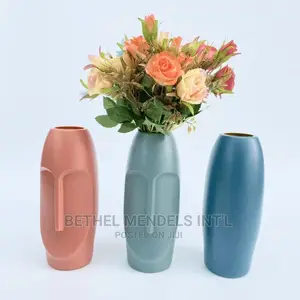 Plastic Tabletop Flower Vases Available for Bulk Purchases