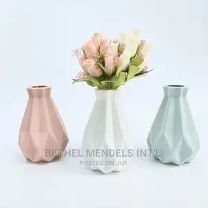 Quality Plastic Tabletop Flower Vase Available for in Abuja