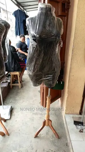 Big Bum Bum Female Dressform Stand