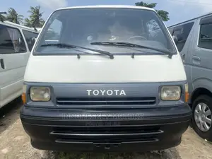 Toyota HiAce 2000 White