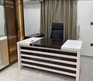 Luxurious Office Table With Extension