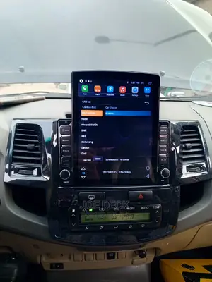 Toyota Hilux Tesla Model Android