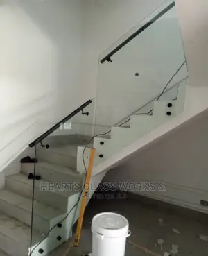 10mm Thickness Glass Installed With Aluminum Top Rail