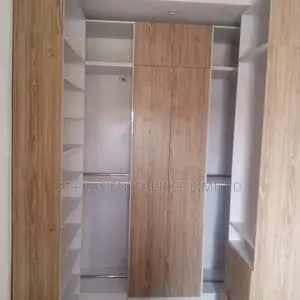 Full Height U-Shape Walk in Closet in HDF Matt Finish