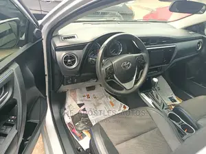 Toyota Corolla SE (1.8L 4cyl 6M) 2018 Silver
