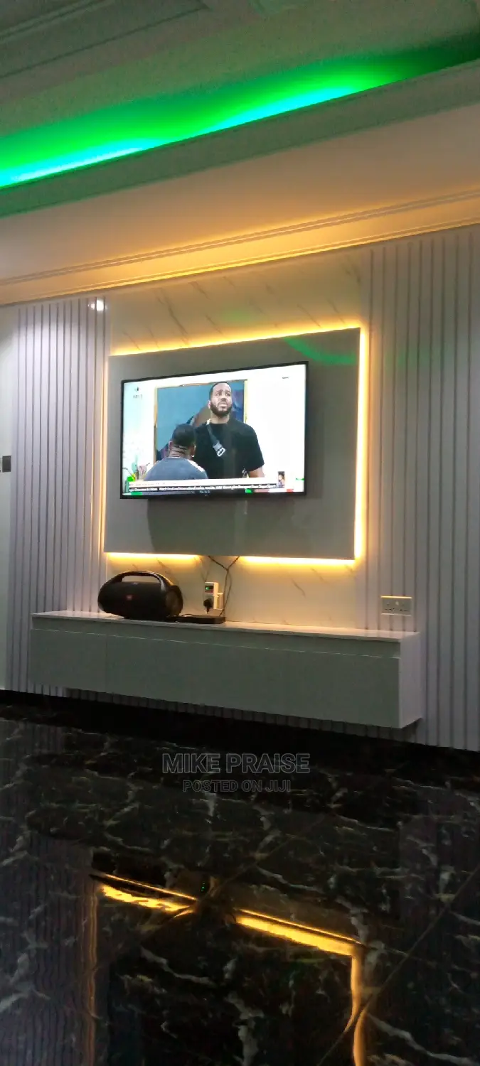 A Quality 10ft by 8ft Tv Console