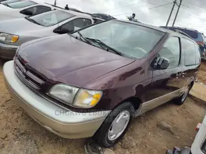 Toyota Sienna XLE & 1 hatch 2000 Brown