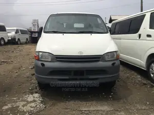 Toyota HiAce 2002 White