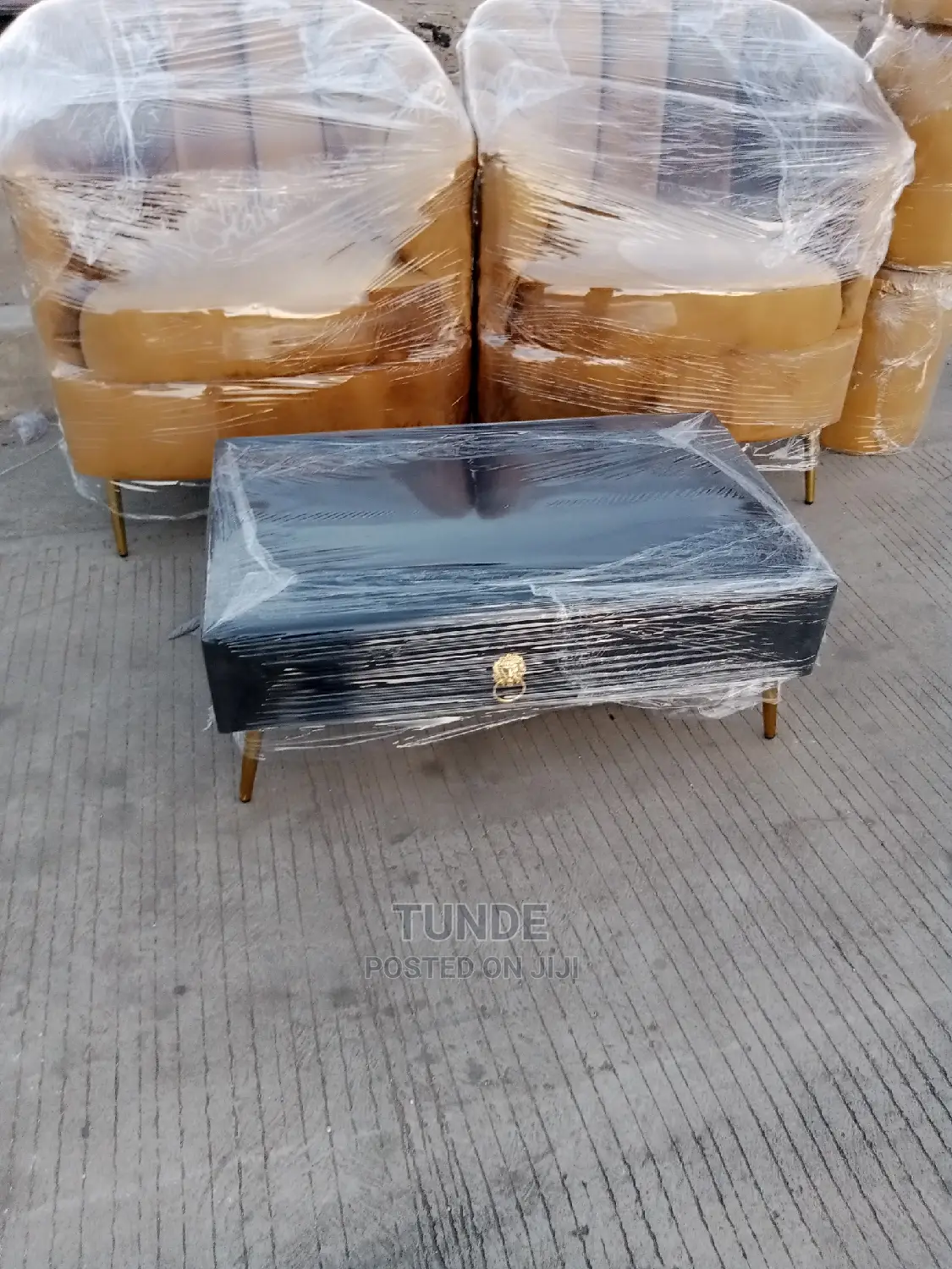 Simple and Classy Sofas With Center Table