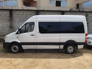 Bus 2018 White