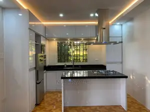 Glossy Fitted Kitchen, Cost in Linear Meter