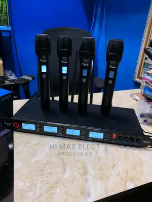 BNK Four Channels Wireless Handle Microphone