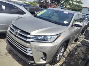 Toyota Highlander 2017 Gold
