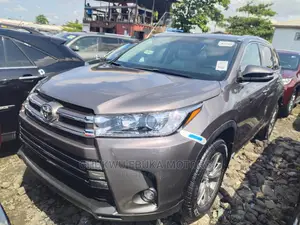 Toyota Highlander XLE 4x4 V6 (3.5L 6cyl 8A) 2017 Gray