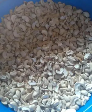 Large White Pieces (Broken Cashew Nuts)