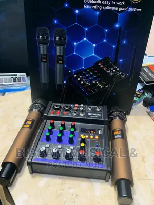 Yamaha G4 Power Mixer With Nice Quality Wireless Microphone