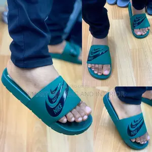 Nikes Pams