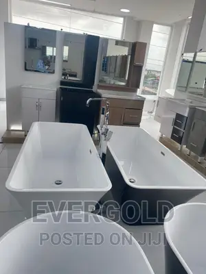 England Executive Black And White Bathtub With Waste
