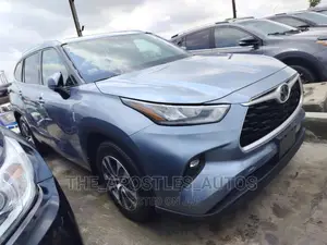 Toyota Highlander XLE 2022 Blue