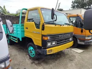 Toyota Dyna Yellow Six Tyres