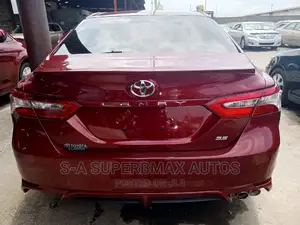 Toyota Camry SE FWD (2.5L 4cyl 8AM) 2018 Red
