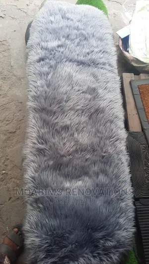 VIP Fur Rug (Light Grey) 3/5