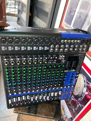 Yamaha MG16XU Professional Mixer
