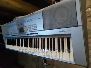 UK Used Yamaha DGX-205 Keyboard