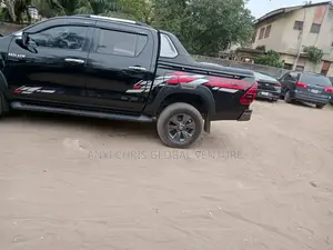 Hilux Cover Sliding With TRD Spoiler