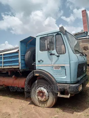 Mercedes Benz Tipper Truck (6 Tyres - Foreign Use)