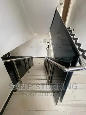 Solid Glass Design for Standard Buildings