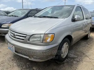 Toyota Sienna XLE 2002 Gold