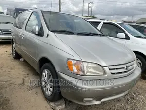 Toyota Sienna CE & 1 hatch 2000 Gold
